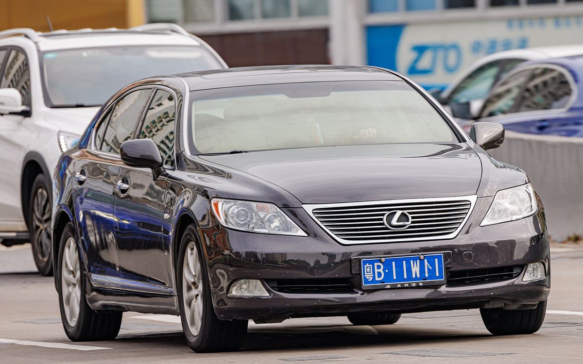 Lexus LS luxury sedan available for export from Japan